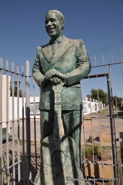 Monumento a Carlos Gardel
